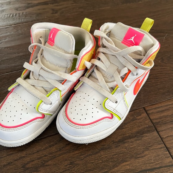 Nike Jordan 1 Mid
Edge Glow (GS) - Picture 2 of 2